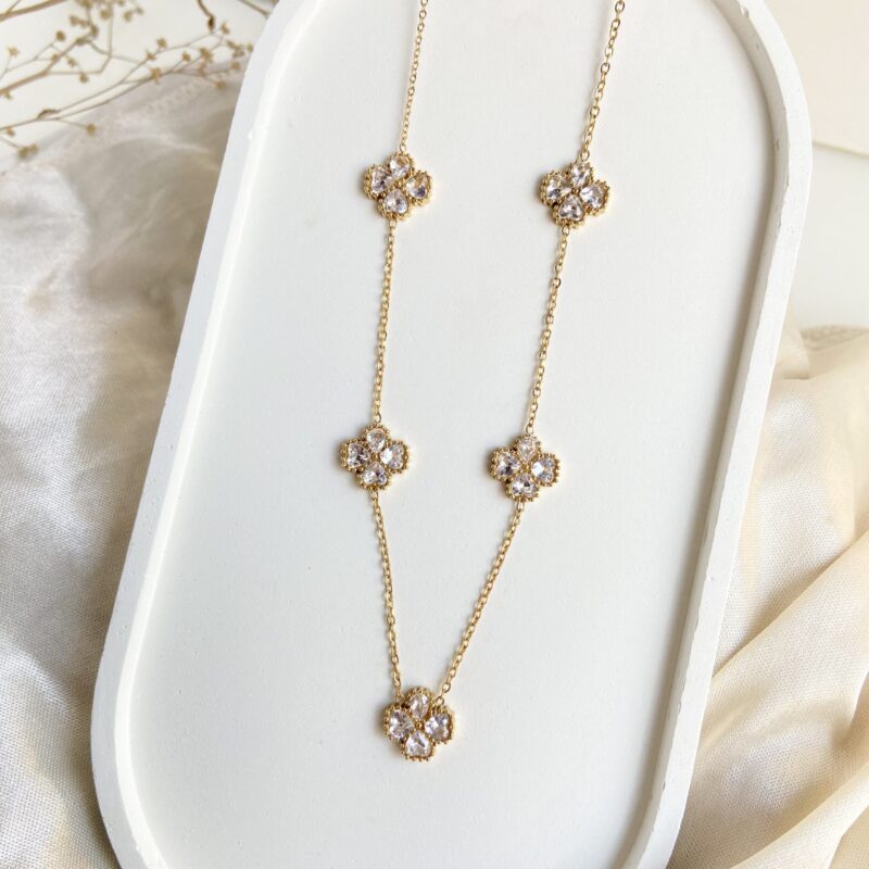 Anti-tarnish trendy delicate dainty clover necklace – minimal waterproof jewellery for women.