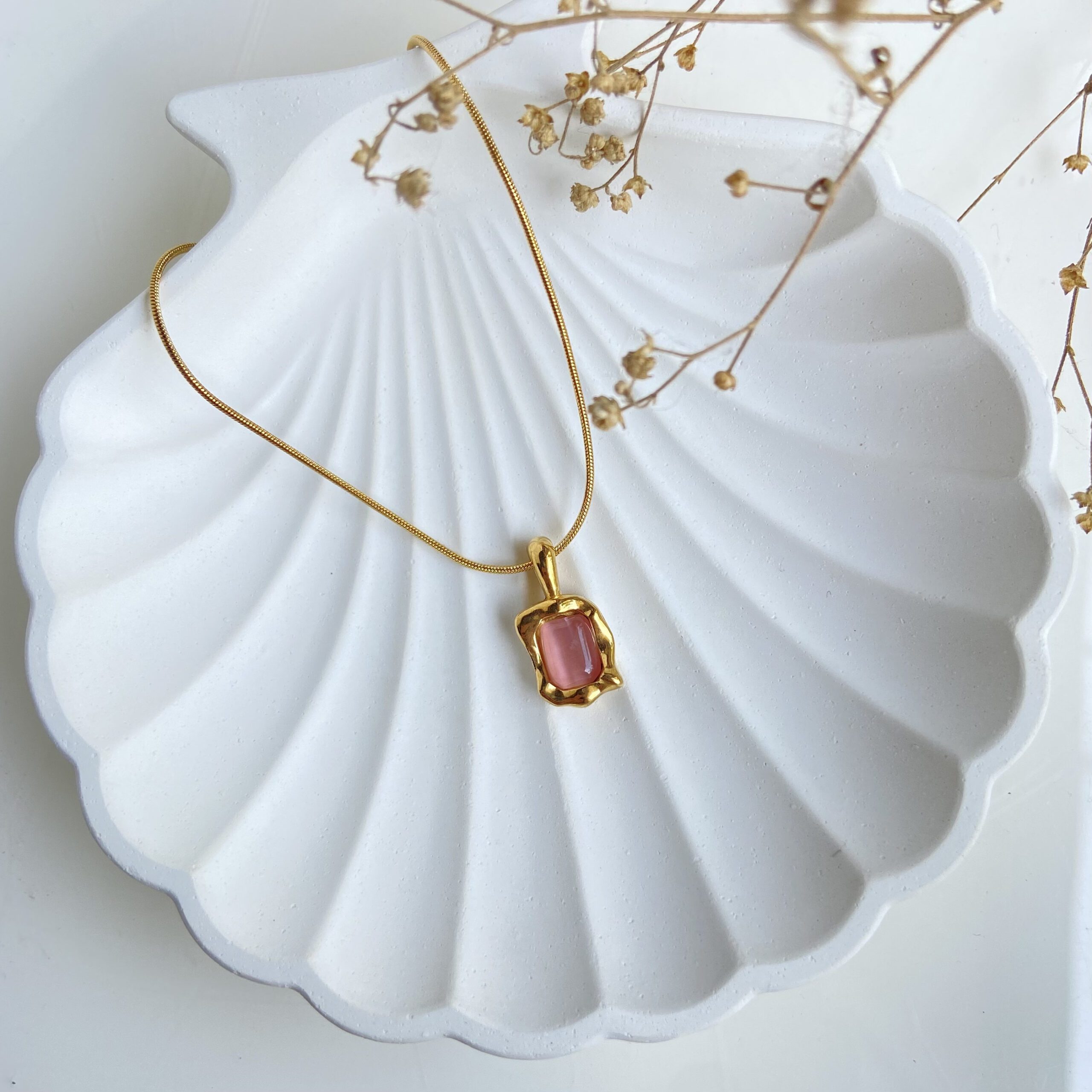 Anti-tarnish trendy delicate rose gem necklace – minimal waterproof jewellery for women.