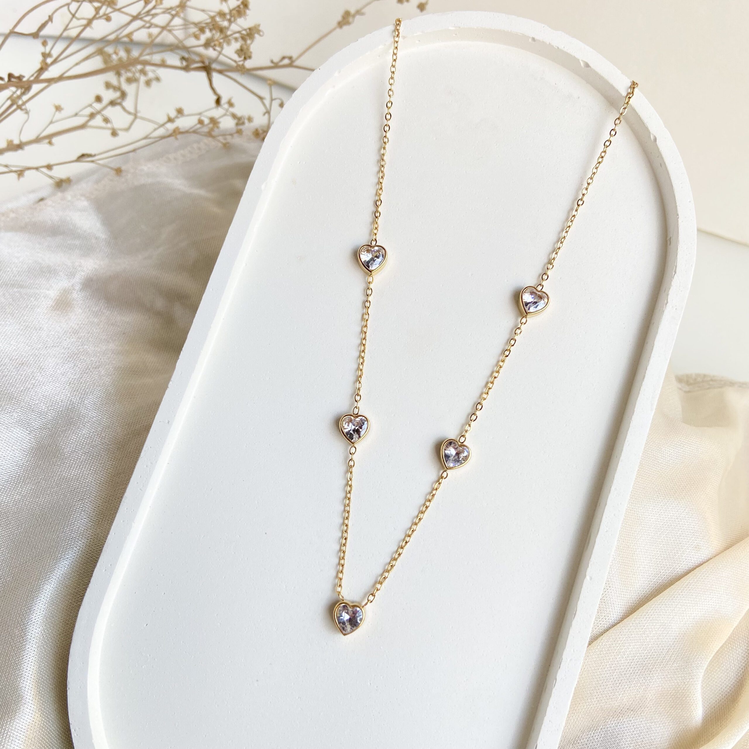 Anti-tarnish trendy delicate heart station necklace – minimal waterproof jewellery for women.