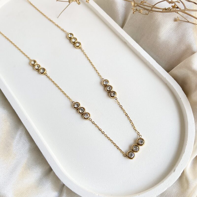 Anti-tarnish trendy three stone chain necklace – minimal waterproof jewellery for women.