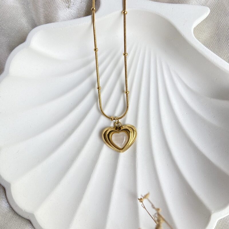 Anti-tarnish vintage heart pendant necklace – minimal waterproof jewellery for women.